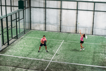 match de padel sur un terrain indoor