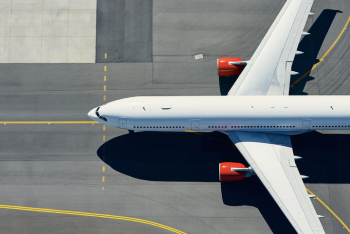 avion sur piste vu de haut