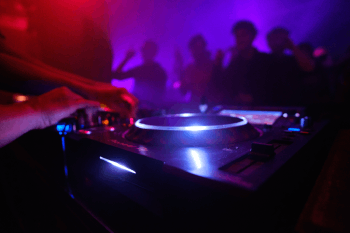 platine de dj en gros plan