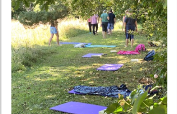 espace zen au coeur d'un parc proche d'un festçval avec des tapis de yoga